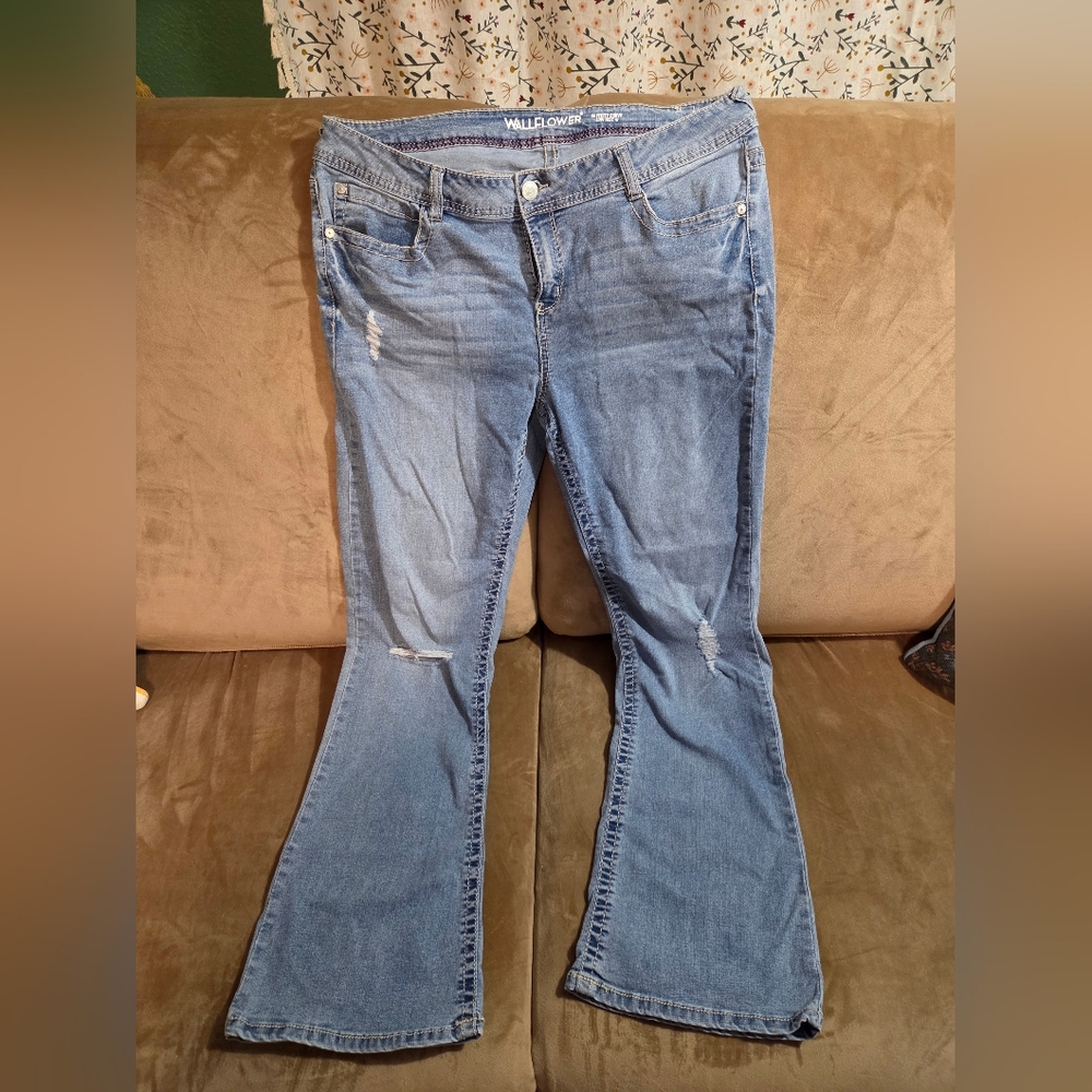 WallFlower Feisty Curvy Low Rise Bootcut Jeans 17 Reg Distressed